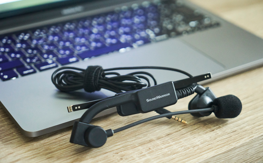 日本製の城下工業 SOUND WARRIORのメガネのように折りたたみできるヘッドセットSW-HW1がノートパソコンの前におかれている