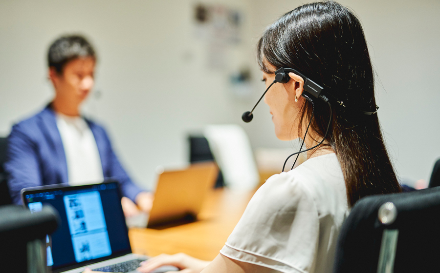 女性が城下工業 SOUND WARRIOR サウンドウォーリア 折りたたみ式 コンパクトな イヤホン差し込みタイプ のヘッドセット SW-HW1を着けている