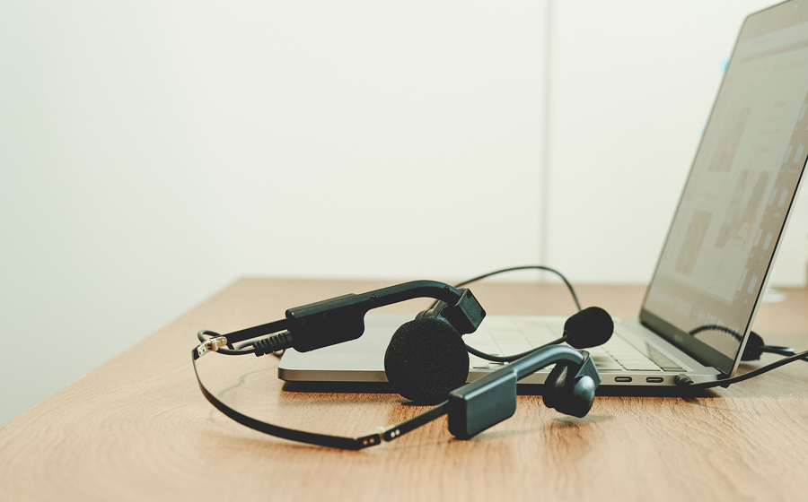 城下工業SOUND WARRIOR折りたたみ式ヘッドセットSW-HW2とノートパソコン