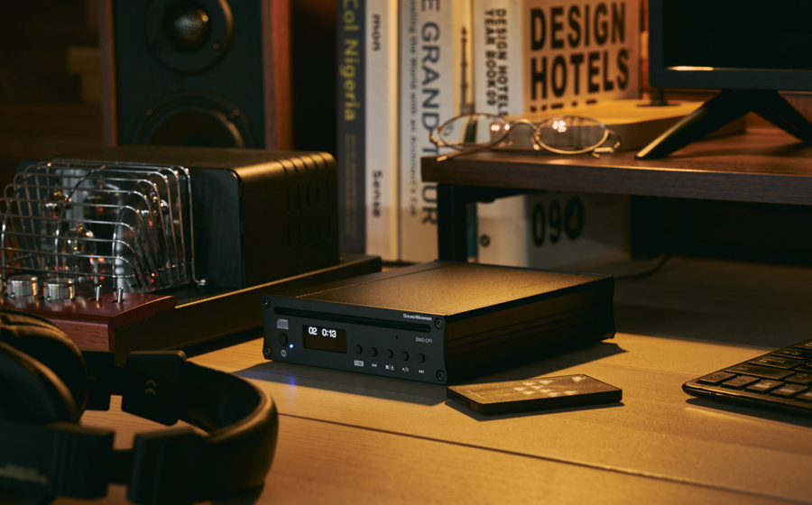 城下工業SOUND WARRIOR SWD-CP1 コンパクト据え置きCDプレーヤー日本製 限定生産品 デスクトップオーディオを楽しむためパソコンの前に真空管アンプとともに置かれてヘッドホンが転がっている