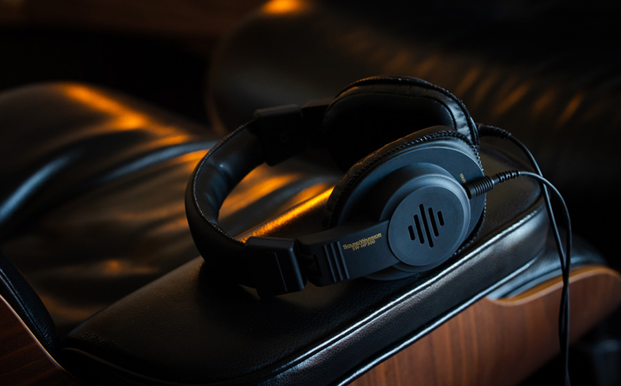 イームズラウンジチェア&オットマンの上にのったSOUND WARRIOR(サウンドウォーリア)のSW-HP300ヘッドホンの写真