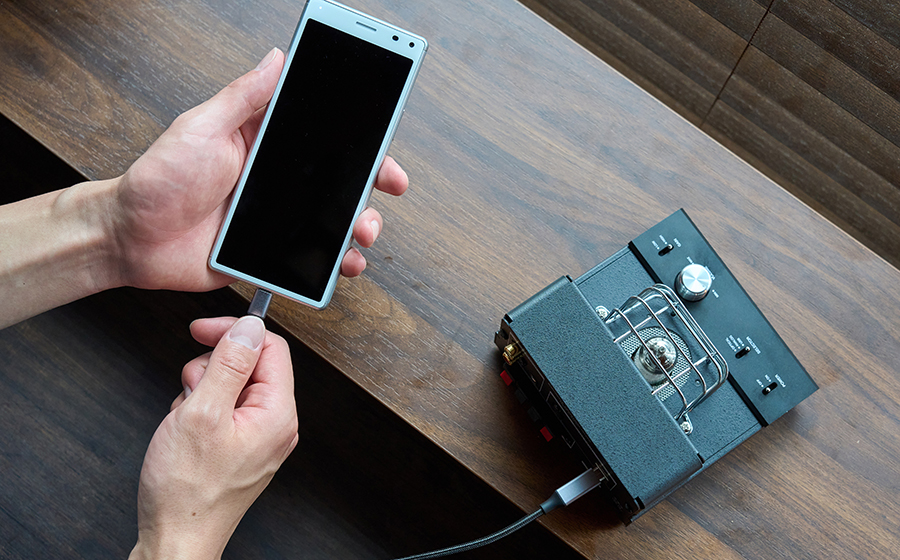 城下工業 SOUND WARRIOR サウンドウォーリア 小型ハイブリッド真空管アンプSWL-T01とスマートフォンを接続している風景