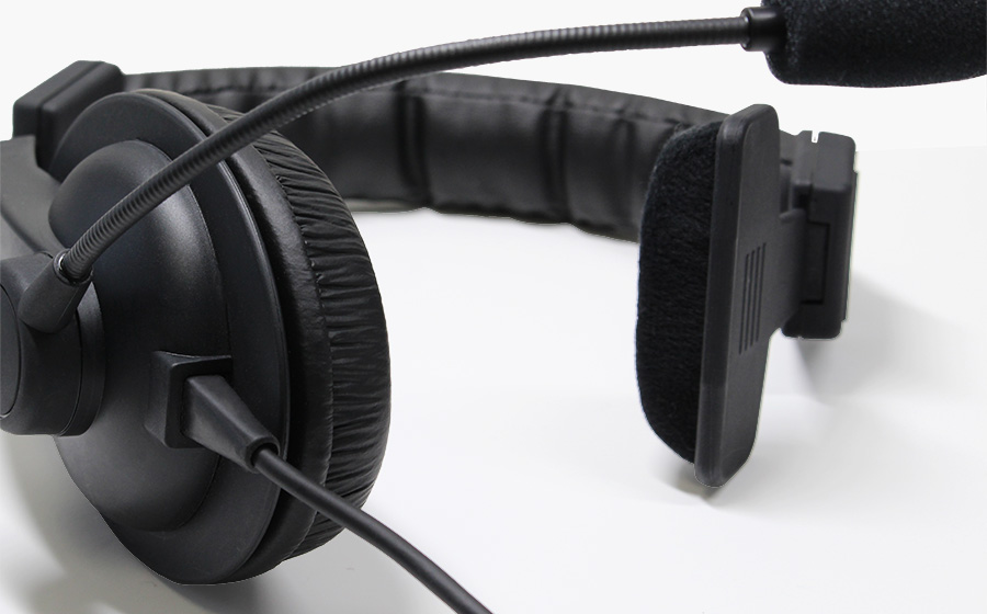 黒の片耳密閉型のヘッドセットはこめかみを押さえるパッドが厚く頭が痛くなりにくい