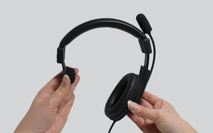 城下工業SOUND WARRIOR密閉型片耳ヘッドセットSW-TR1を両手でもつ