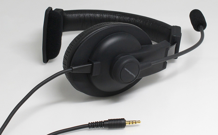 城下工業SOUND WARRIOR密閉型片耳ヘッドセットSW-TR1が机の上にある