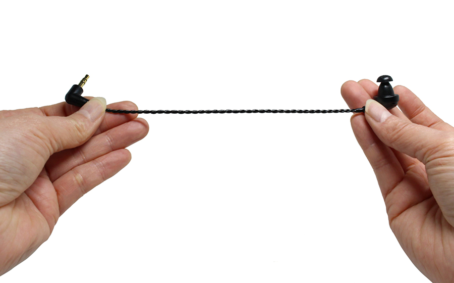 城下工業SOUND WARRIORヘッドセット・ネックセット SW-NS1 SW-HW用3.5mmL字プラグの片耳イヤホンを両手でもつ