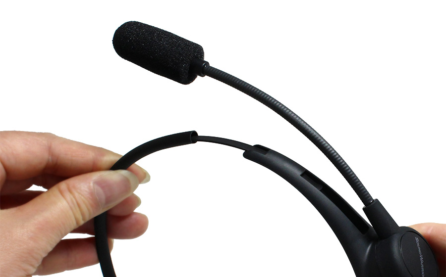 城下工業SOUND WARRIORサウンドウォーリアの日本製ヘッドセットマイクSW-NS1を手で持つ