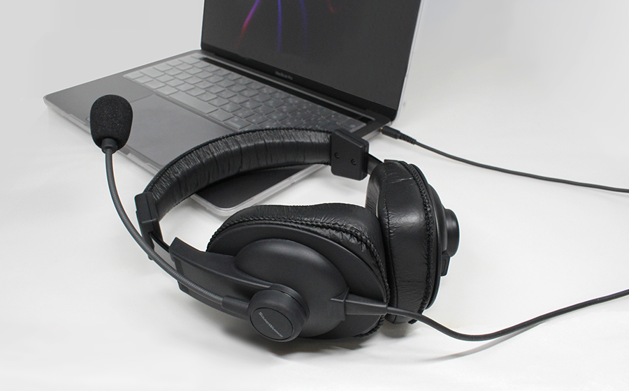 モニターヘッドホンと同じユニットを使用した両耳密閉型の城下工業SOUND WARRIOR ヘッドセットSW-TR2がノートパソコンに接続されている