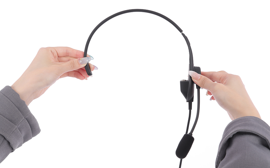 女性が日本製の城下工業 ヘッドセットSOUND WARRIORのSW-NS1をネイルした両手でもっています