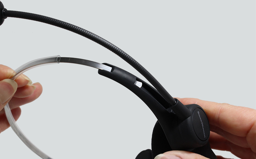 城下工業SOUND WARRIOR軽量片耳ヘッドセットSW-H1の髪の毛がはさまらないようにヘッドバンドにかぶせられたビニールチューブ