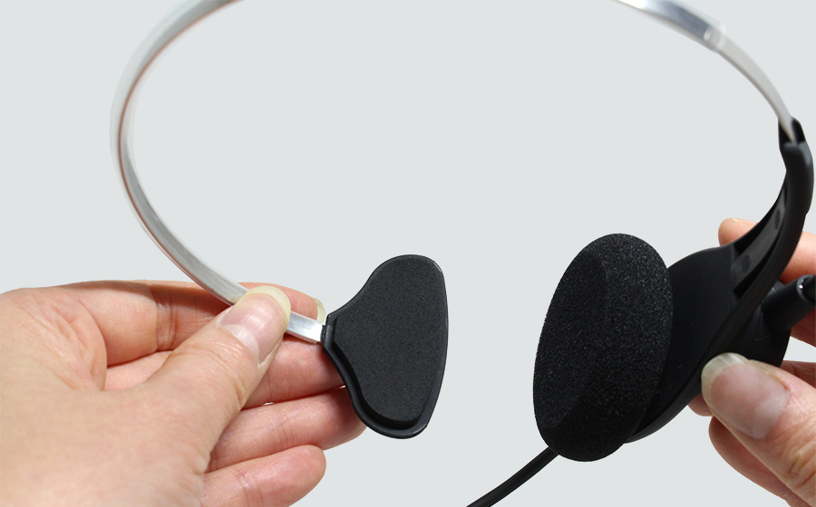 城下工業SOUND WARRIOR片耳ヘッドセットSW-H1を両手で持つ