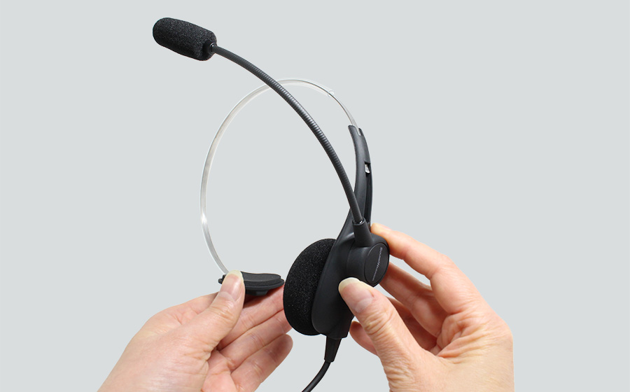 城下工業SOUND WARRIOR軽量片耳ヘッドセットSW-H1のマイクブームを動かしている