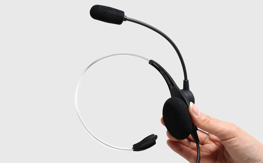 城下工業SOUND WARRIOR軽量片耳ヘッドセットSW-H1を手でもつ