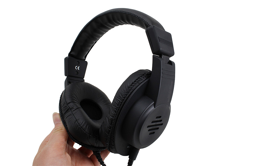 城下工業SOUND WARRIORセミオープン半開放型ヘッドホンSW-HP100を手でもつ