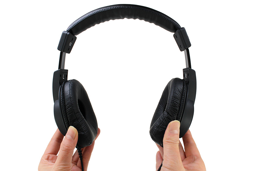 城下工業SOUND WARRIORセミオープン半開放型ヘッドホンSW-HP100を両手でもつ