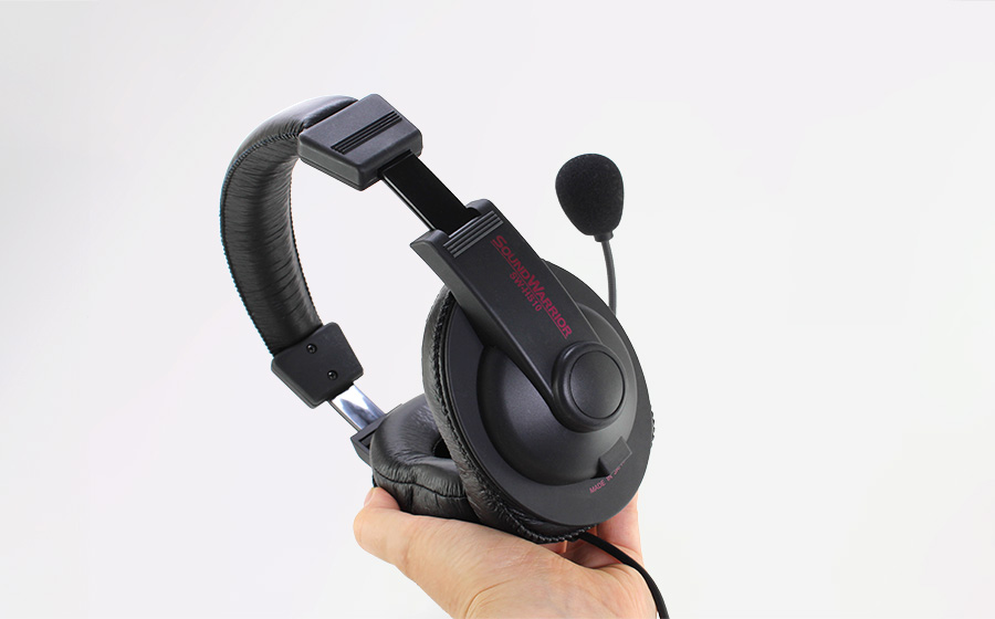 城下工業SOUND WARRIOR密閉型モニターヘッドホンヘッドセットSW-HS10を片手でもつ