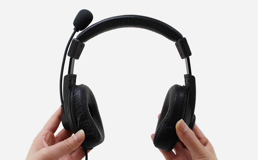 城下工業SOUND WARRIOR密閉型ヘッドセットSW-HS10を両手でもつ