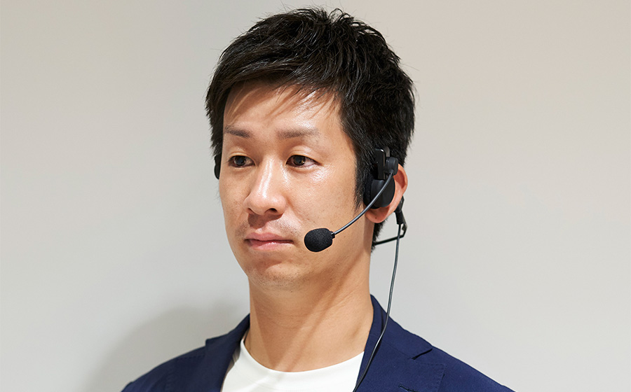 城下工業SOUND WARRIOR ヘッドセット折りたたみ式スピーカータイプSW−HW2を男性が装着している