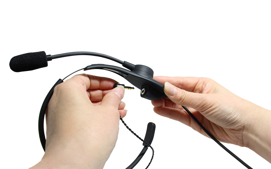 城下工業SOUND WARRIORのネックセットSW-NS1のイヤホンジャックにイヤホンを差し込んでいる