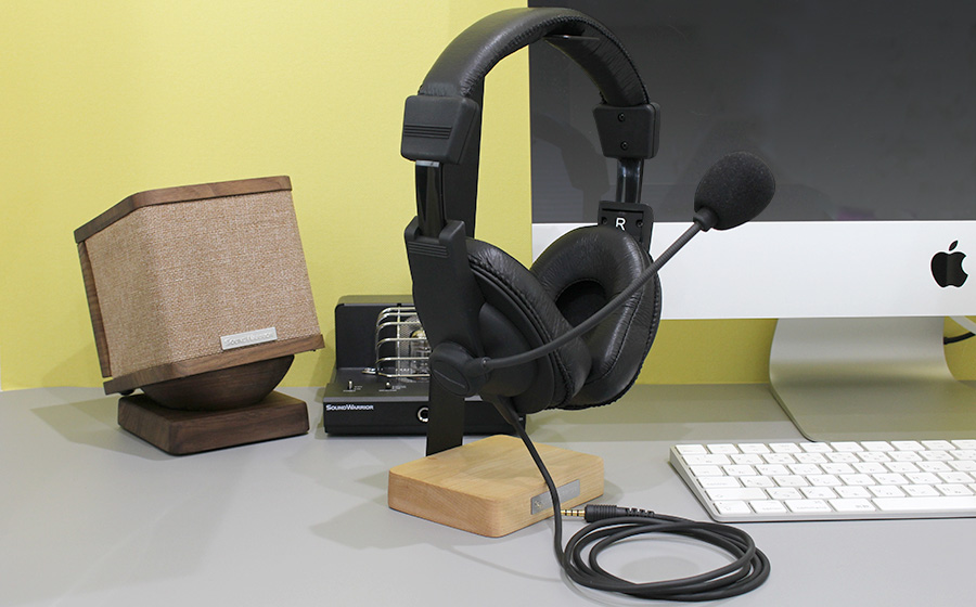 城下工業SOUND WARRIOR日本製密閉型オーバーイヤーSW-TR2ヘッドセットがヘッドホンスタンドにかけられmacの前に置かれている。後にハイブリット真空管アンプSWL-T01とスピーカーSW-SP2.