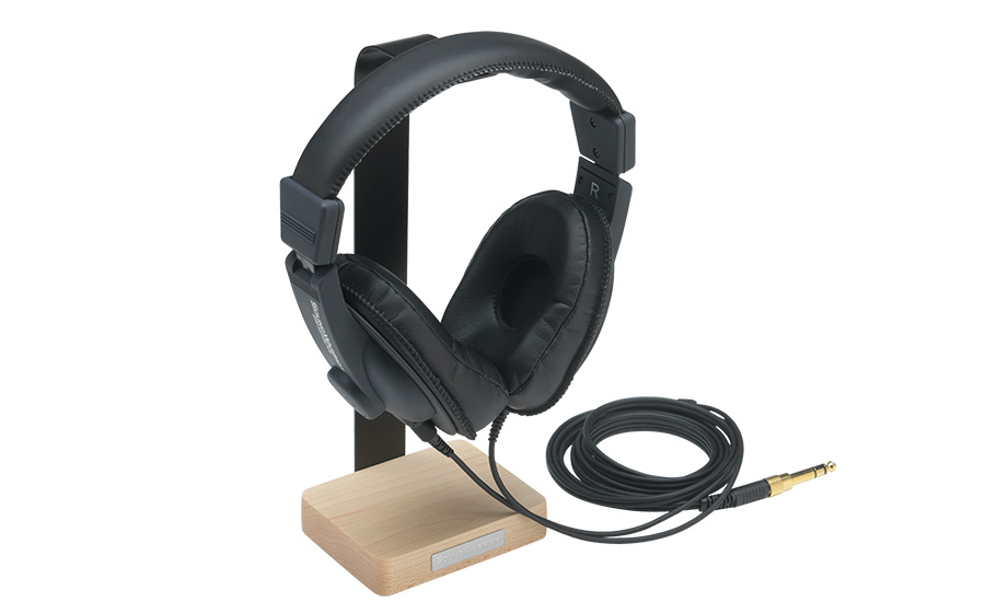 SWA-HPS-HM 日本製 天然無垢材ハードメープル 鋼板アームのヘッドホンスタンドに、SOUND WARRIOR密閉型ヘッドホンSW-HP10LIVEがかかっている