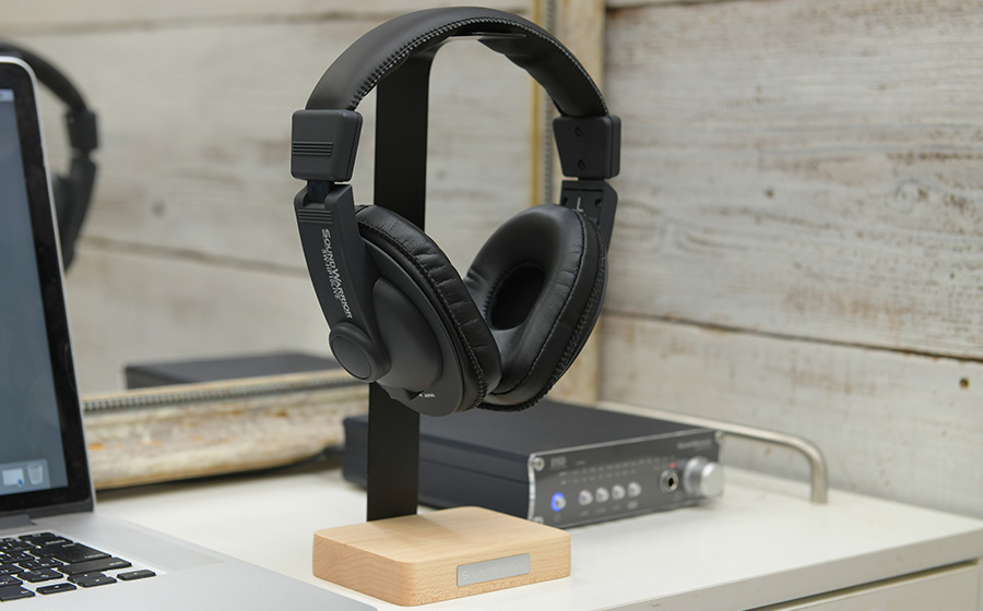 SWA-HPS-HM 日本製 天然無垢材ハードメープル 鋼板アームのヘッドホンスタンドに、SOUND WARRIOR密閉型ヘッドホンSW-HP10LIVEがかかっている