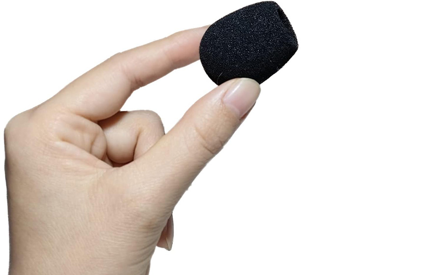 城下工業SOUND WARRIOR ヘッドセット交換用ウインドスクリーン  SW-HS10用 SW-TR2用を指でつまむ