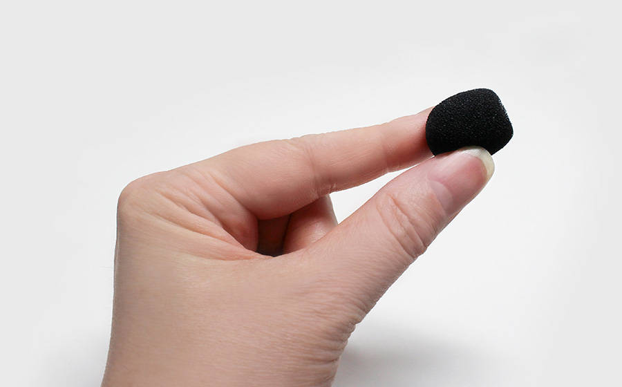 城下工業SOUND WARRIOR ヘッドセット交換用ウインドスクリーン 2個セット SW-HW1用 SWHW2用 SWA-HS-WS3を指でつまんでいる