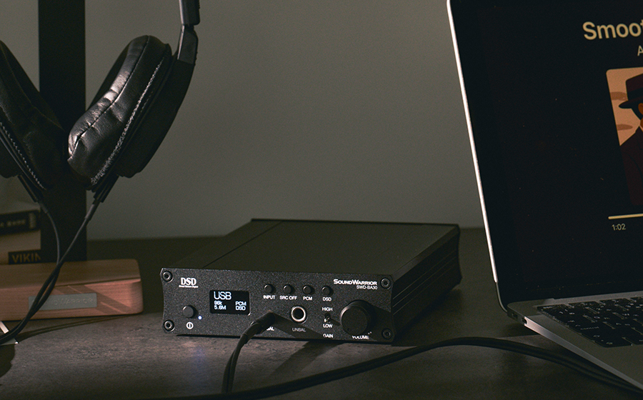 城下工業 SOUND WARRIOR サウンドウォーリア バランスヘッドホンアンプ SWD-BA30 日本製 半開放型ヘッドホン SW-H`300がヘッドホンスタンドにかかり、ノートパソコンがある