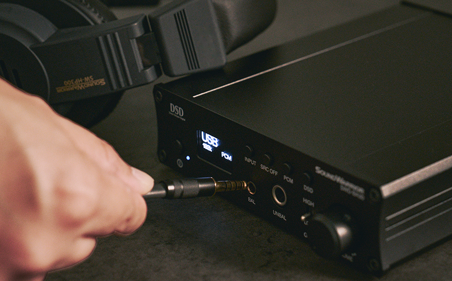 城下工業 SOUND WARRIOR サウンドウォーリア バランスヘッドホンアンプ SWD-BA30 日本製 ヘッドホンのケーブルを挿している