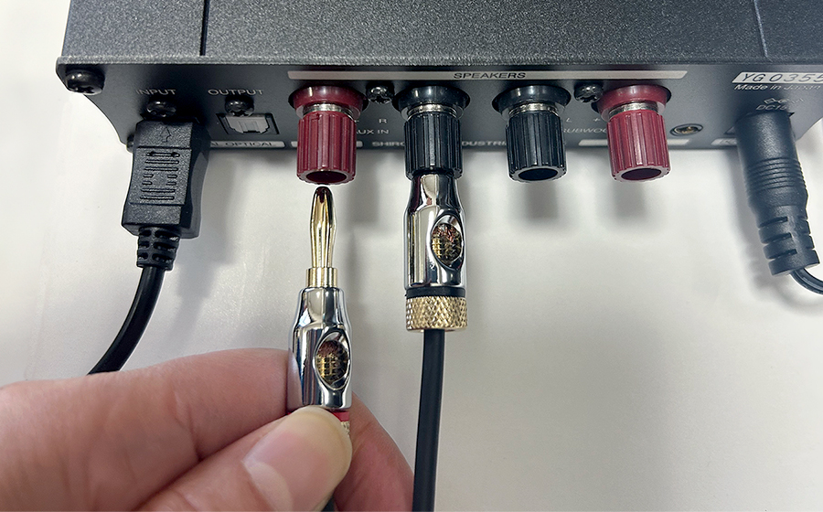 テレビ用アンプSW TV Plus (SWD-TV1)のスピーカー端子とスピーカーを接続するときの説明 バナナプラグ