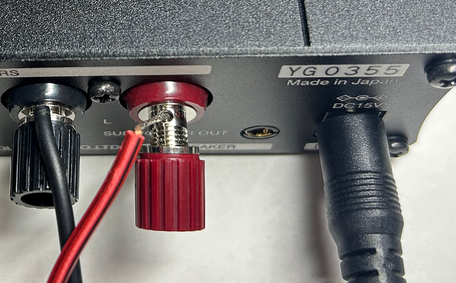 テレビ用アンプSW TV Plus (SWD-TV1)のスピーカー端子とスピーカーを接続するときの説明