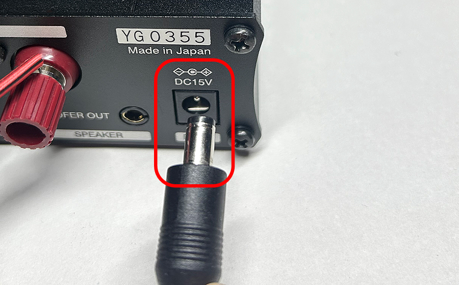 テレビ用アンプSW TV Plus (SWD-TV1)にACアダプターを接続するところ