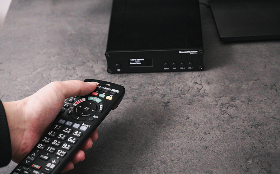 テレビ用アンプSW TV Plus (SWD-TV1)のリモコン自動学習を設定しているところ