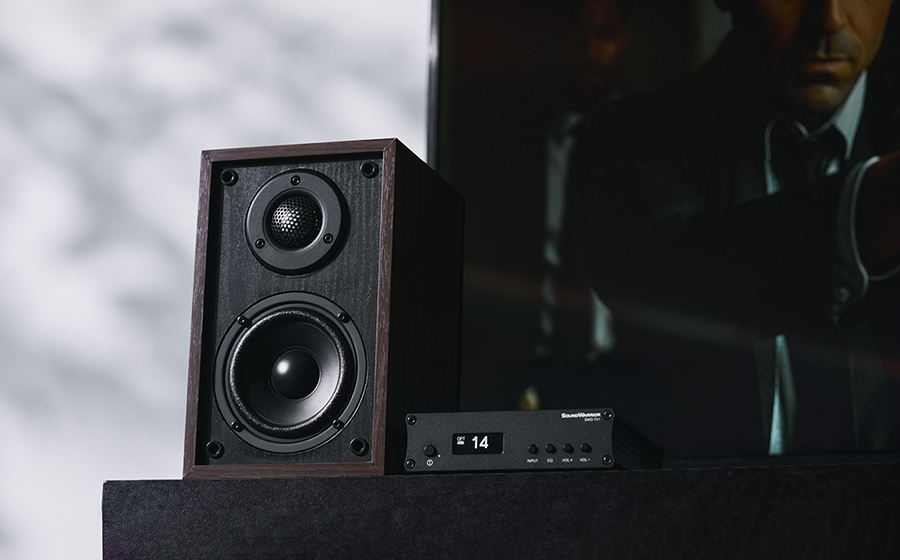 城下工業SOUND WARRIORサウンドウォーリアテレビ用アンプSWD-TV1とスピーカーSW-SP1で映画をテレビで見ている風景