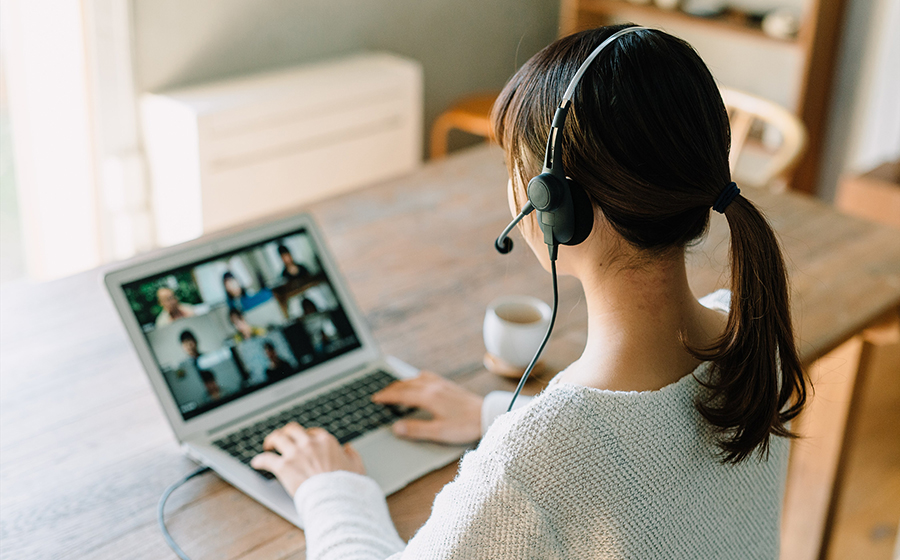 SOUND WARRIOR ヘッドセットSW-H1をコワーキングプレイスで女性が装着しパソコンで会話している