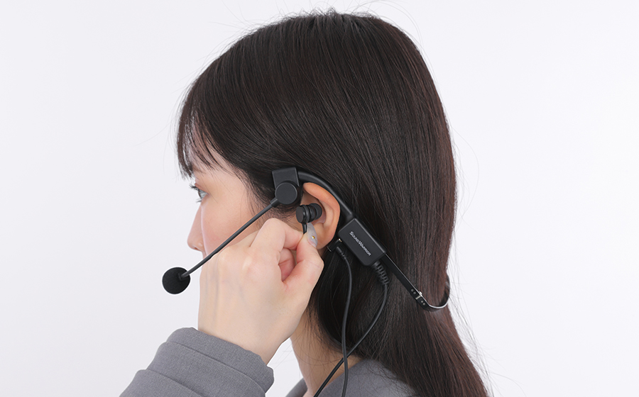 女性が城下工業SOUND WARRIOR折りたたみ式ヘッドセットを着けている