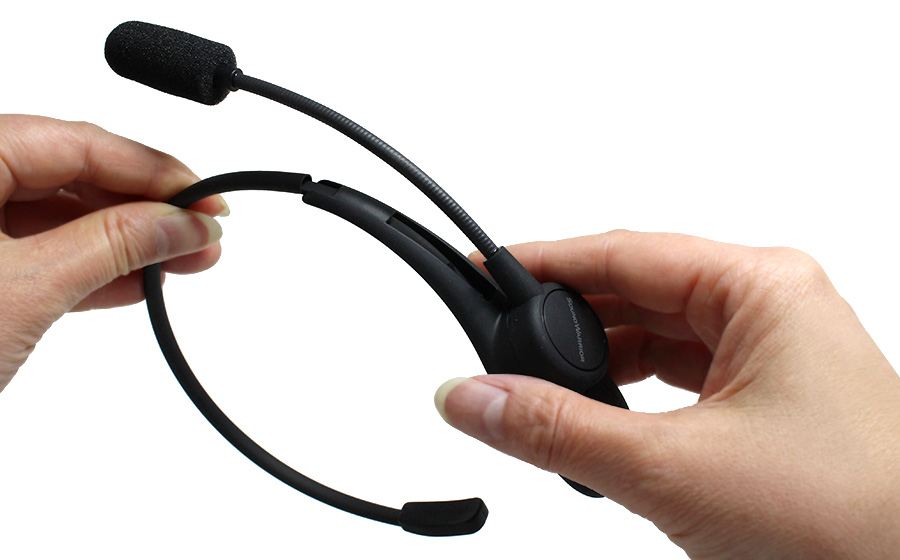 城下工業SOUND WARRIORサウンドウォーリアの日本製ヘッドセットマイクSW-NS1を手で持つ