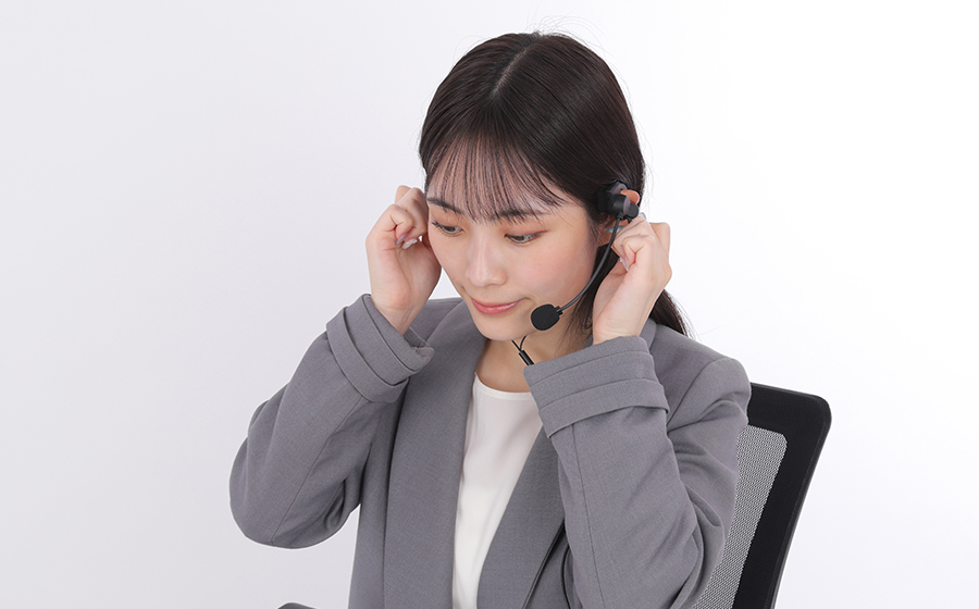 女性が城下工業 SOUND WARRIOR サウンドウォーリア 折りたたみ式 コンパクトな イヤホン差し込みタイプ のヘッドセット SW-HW1を着けている