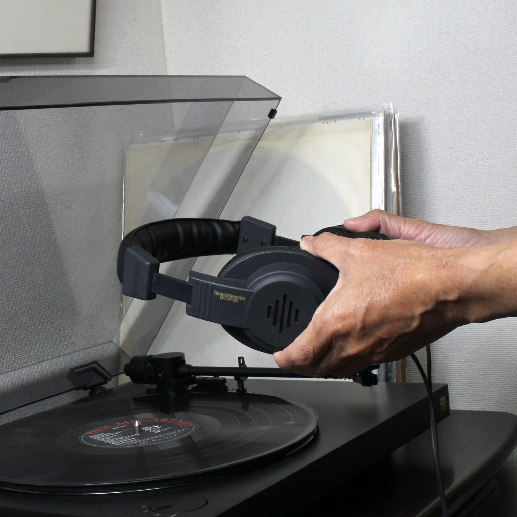 城下工業　SOUND WARRIOR　セミオープン型ヘッドホン　SW-HP300　レコードプレーヤー　レコード　男性の手